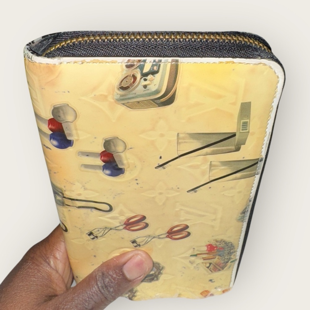 LOUIS VUITTON Monogram Vernis Nicolas Ghesquire Zippy Wallet - color transfer - Picture 8 of 9